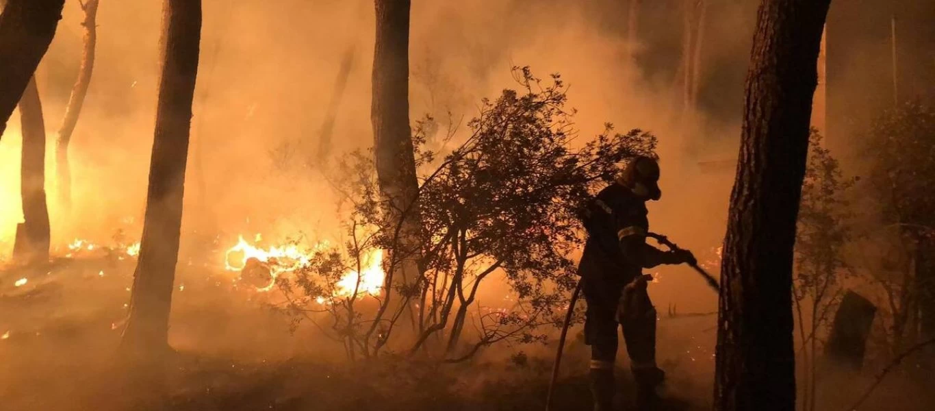 Στις φλόγες η Γορτυνία: Χτυπούν οι καμπάνες για να φύγει ο κόσμος - Σαν πρόσφυγες οι πυρόπληκτοι σε ξενώνες